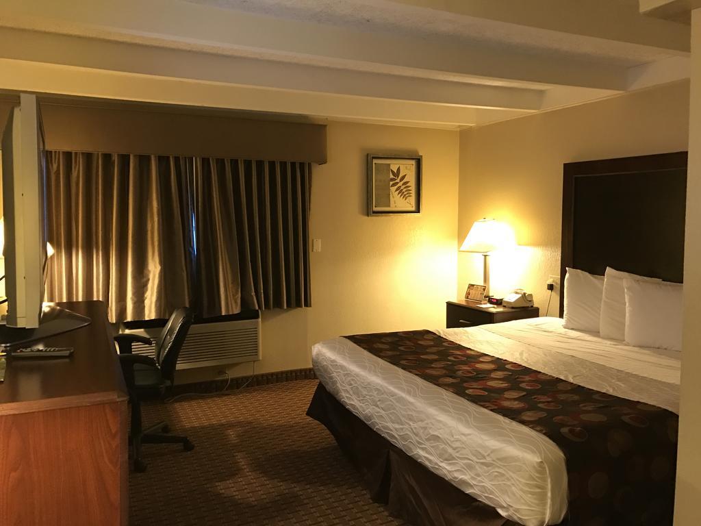 Days Inn By Wyndham Bloomington West Экстерьер фото