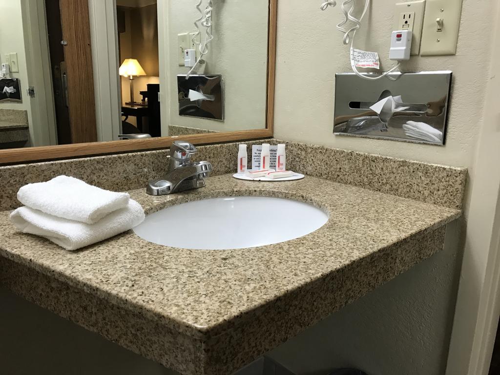 Days Inn By Wyndham Bloomington West Экстерьер фото