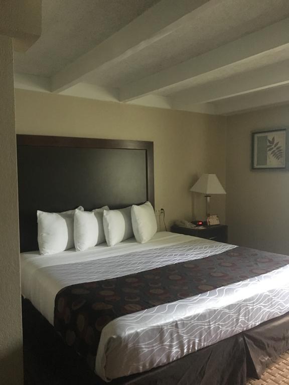 Days Inn By Wyndham Bloomington West Экстерьер фото