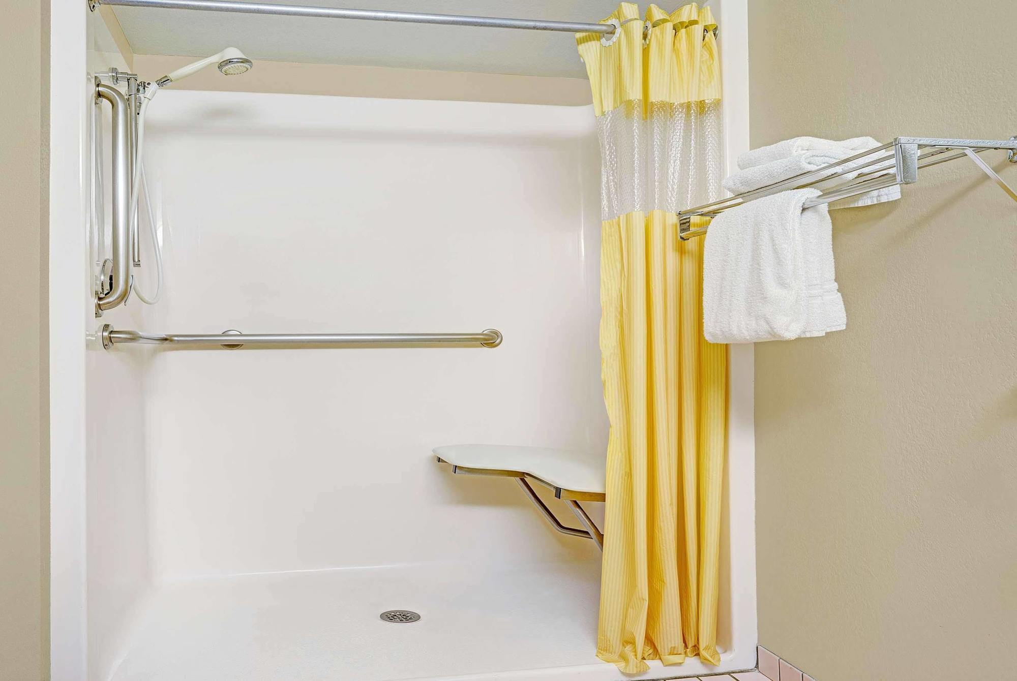 Days Inn By Wyndham Bloomington West Экстерьер фото