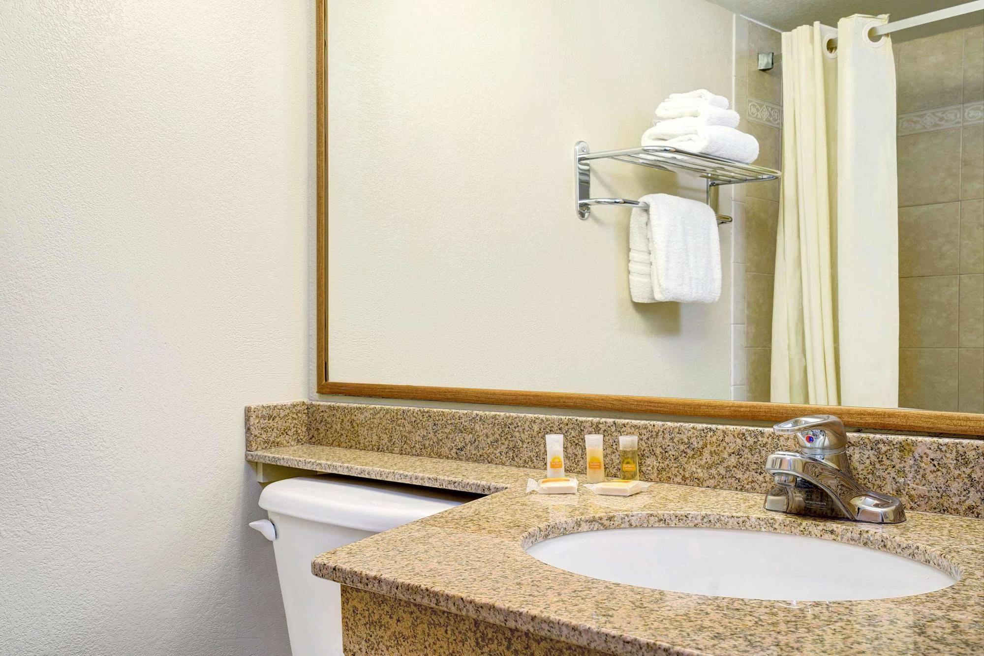 Days Inn By Wyndham Bloomington West Экстерьер фото