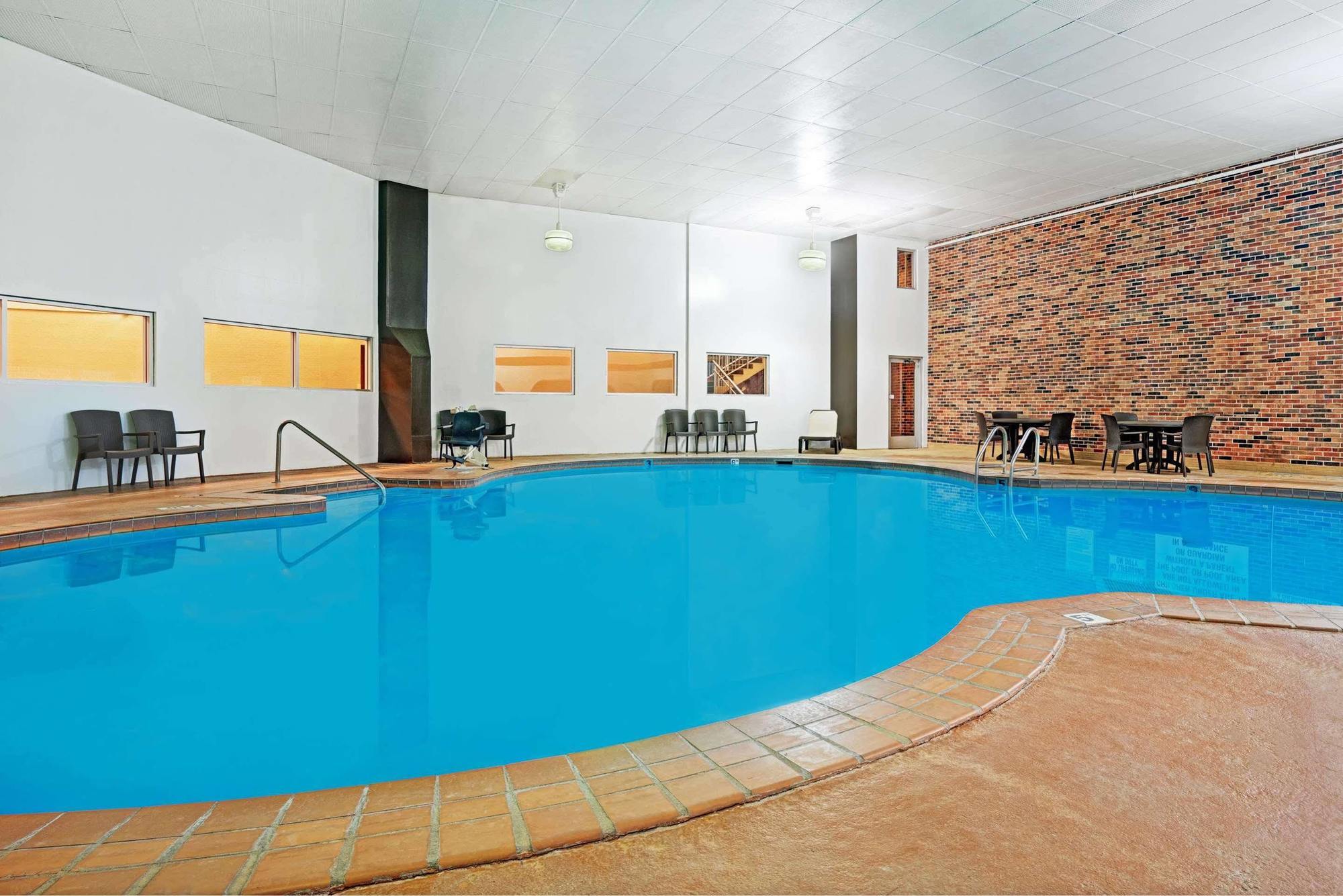 Days Inn By Wyndham Bloomington West Экстерьер фото
